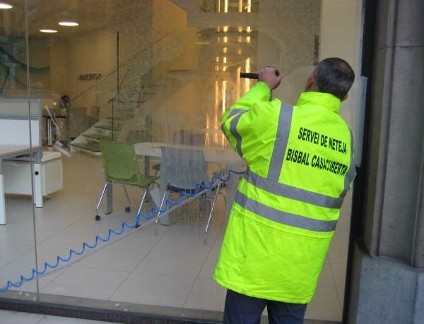 Eliminar graffitis de cristales