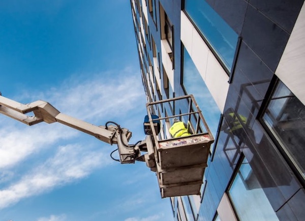 Treballs verticals per a neteja de grafitis