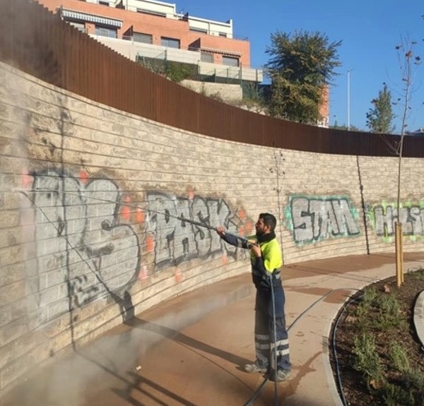 Neteja de grafitis a Badalona